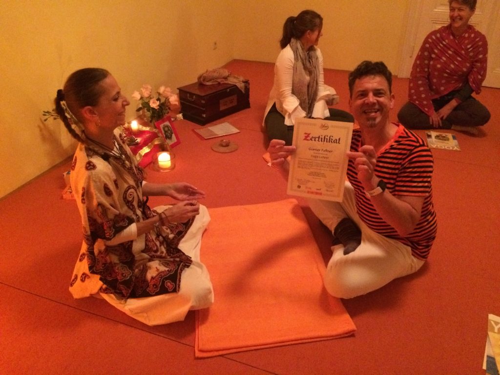 Yogalehrer Zertifikatsübergabe