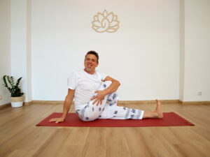 Der Drehsitz / Yoga Asana von Günter im Yogator Gerasdorf